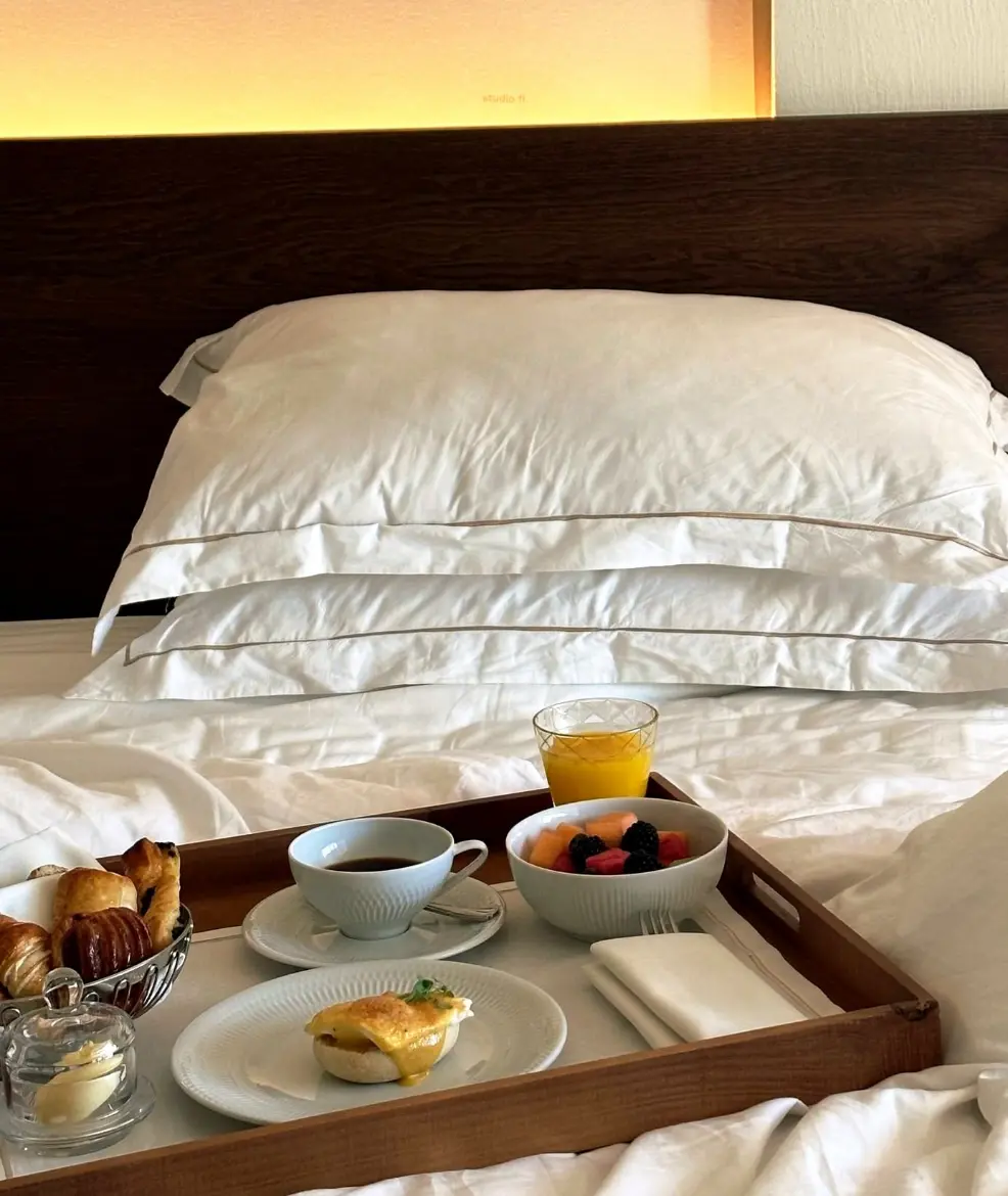 Breakfast is putting on bed working as featured image of Best Bed and Breakfast in Dingle blog